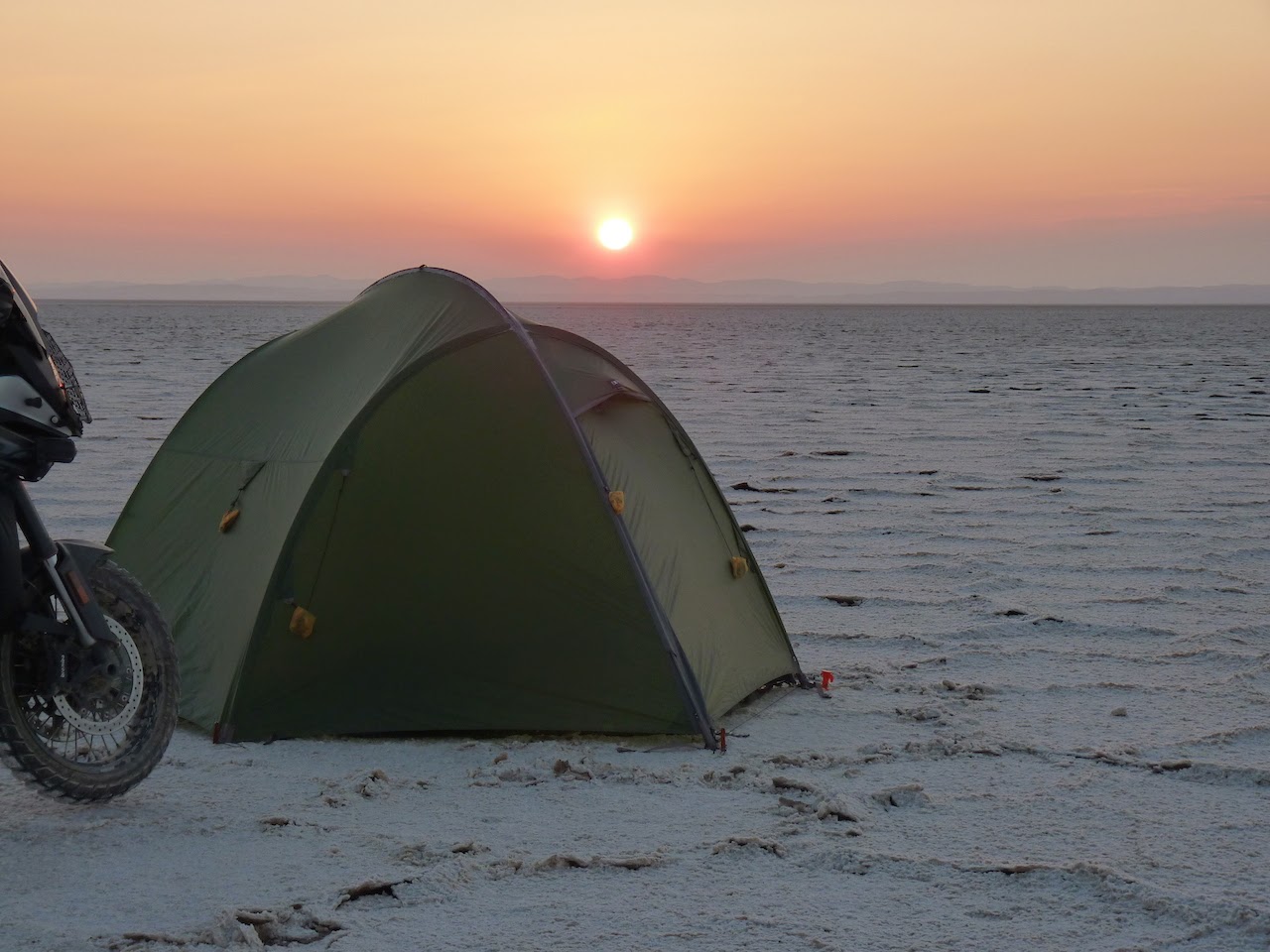 Zelt strahlt in der Wüste