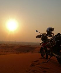 Sonnenuntergang in der Wüste mit der KTM 690